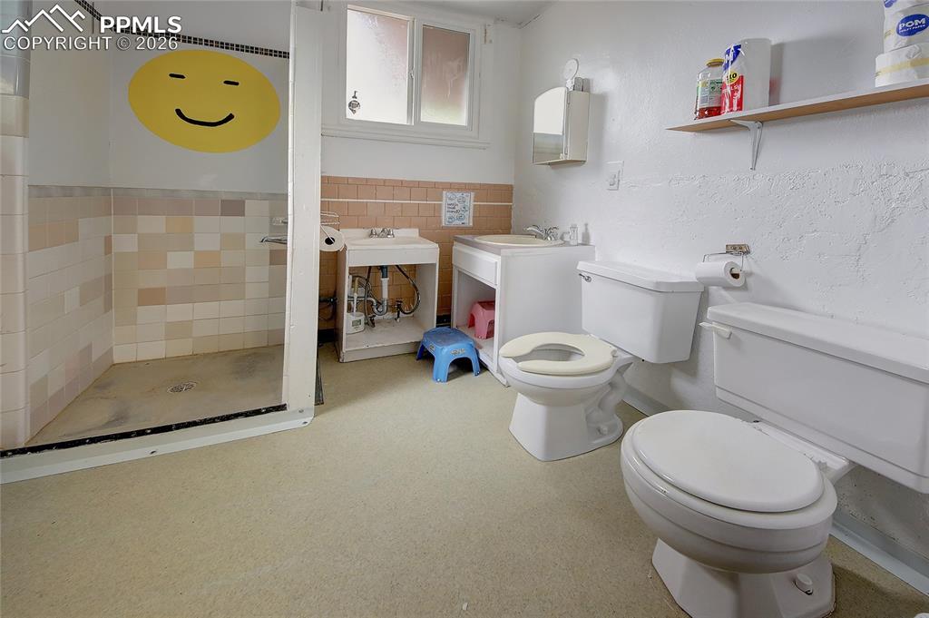 Image 35 of 37: Bathroom