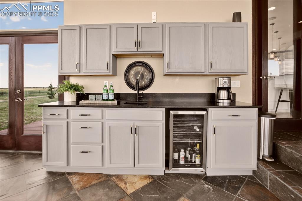 Image 12 of 46: Sunroom wet bar