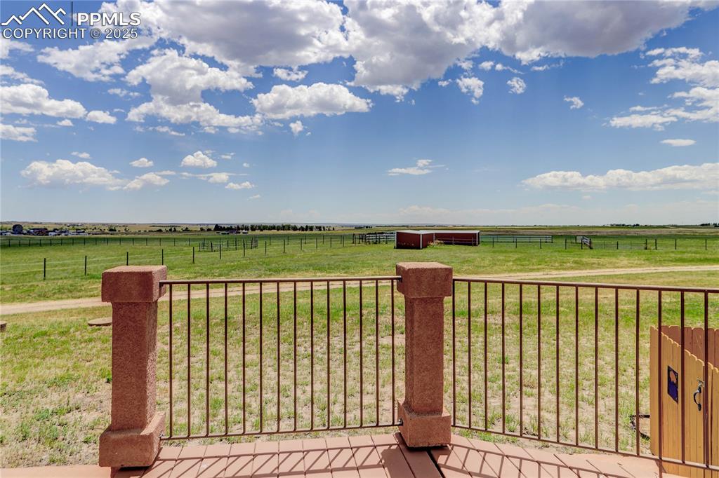 Image 14 of 46: Side patio