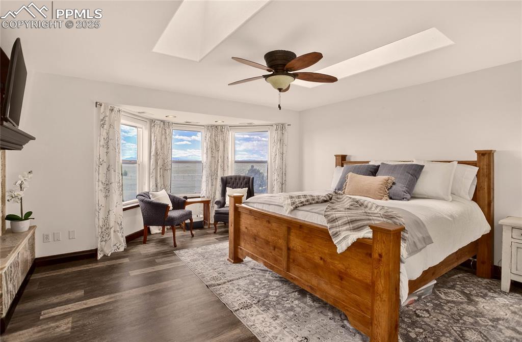 Image 19 of 46: Primary suite w/ skylights - upper level