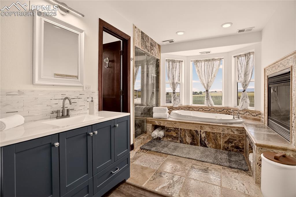 Image 21 of 46: Luxury primary bath
