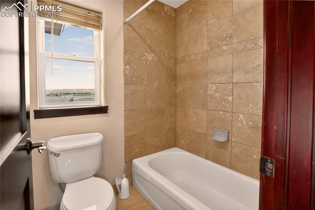 Image 24 of 46: Jack-and-Jill bath between bedrooms 2 & 3