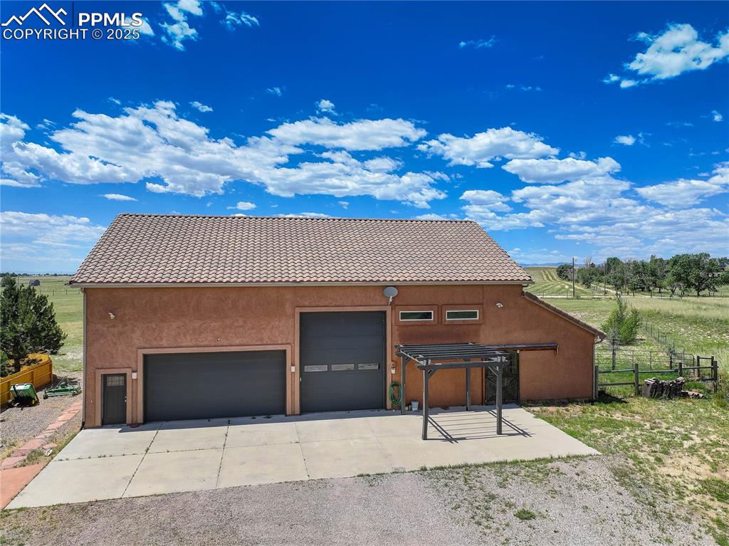Image 35 of 46: Oversized 6-car garage w/ workshop & apartment