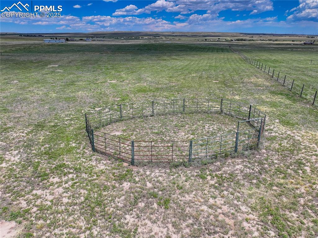Image 43 of 46: 2 round pens & large paddock
