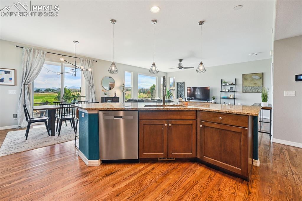 Image 12 of 50: Kitchen