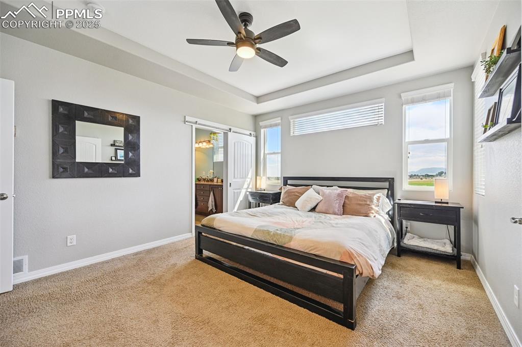 Image 19 of 50: Bedroom