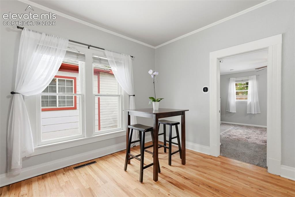 Image 14 of 42: Dining Area