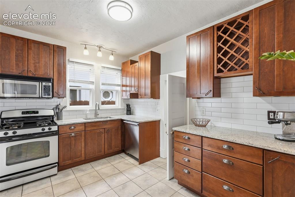 Image 15 of 42: Kitchen