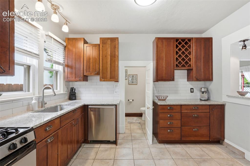 Image 20 of 42: Kitchen