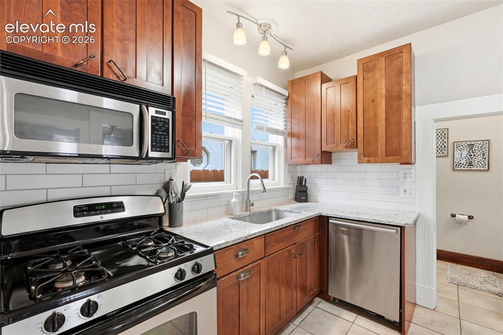 Image 21 of 42: Kitchen