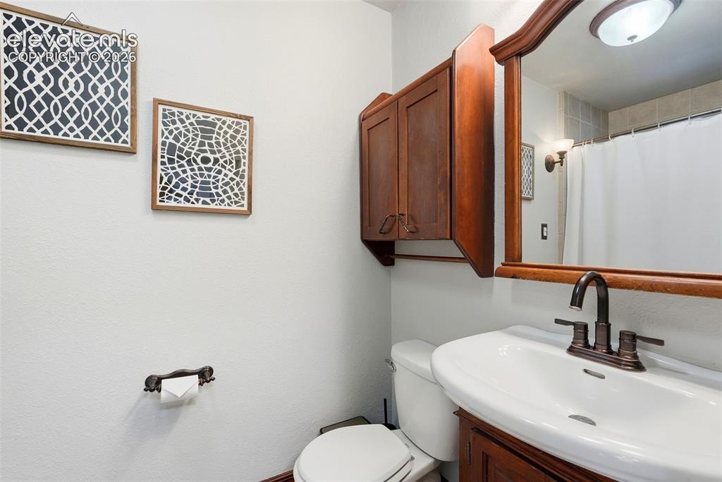 Image 31 of 42: Bathroom