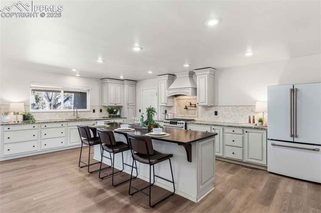 Image 11 of 45: Kitchen