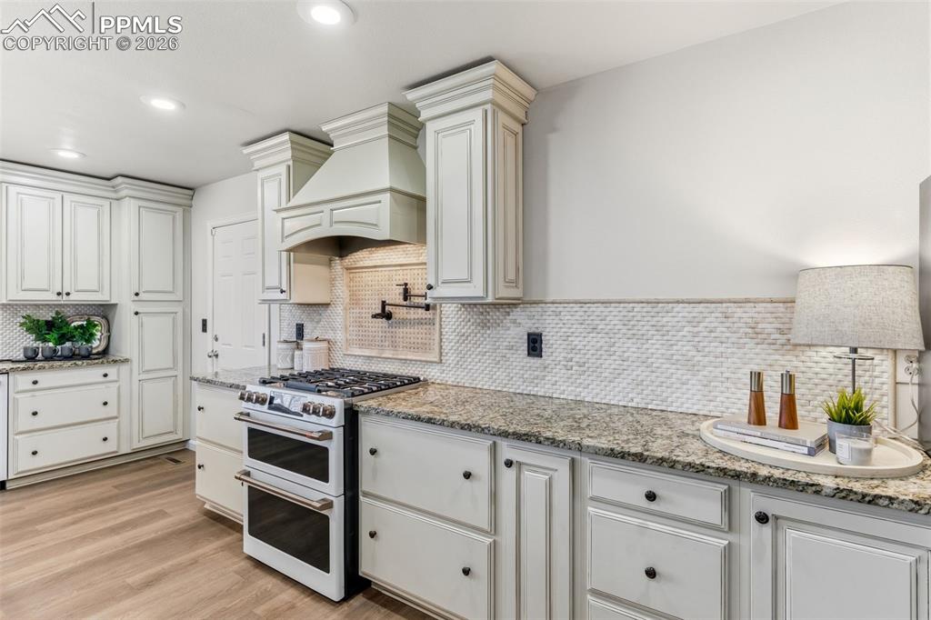 Image 14 of 45: Kitchen