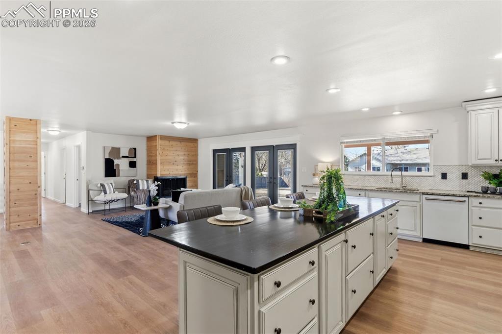 Image 15 of 45: Kitchen