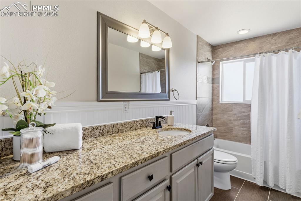 Image 21 of 45: Bathroom