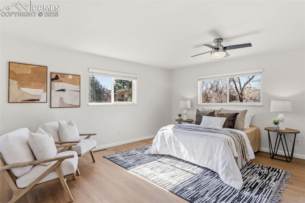 Image 22 of 45: Bedroom