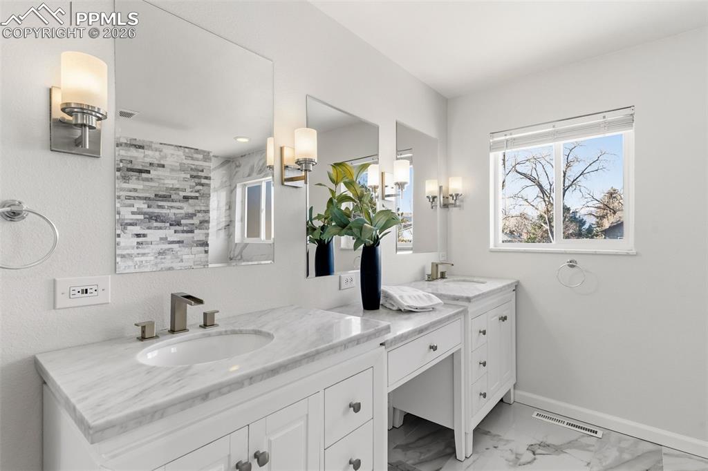 Image 26 of 45: Bathroom