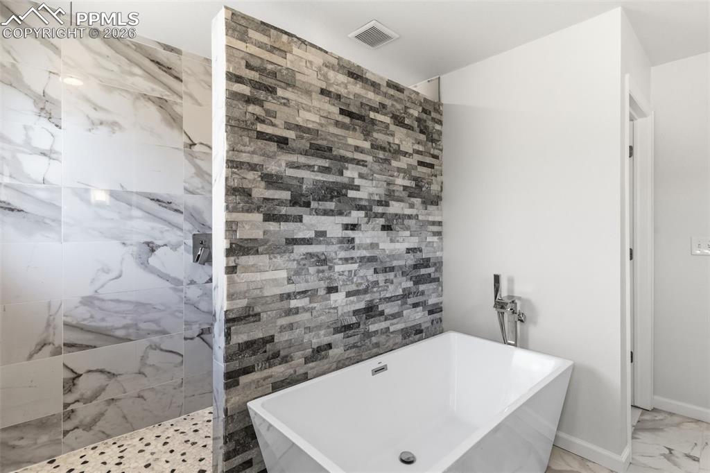 Image 27 of 45: Bathroom