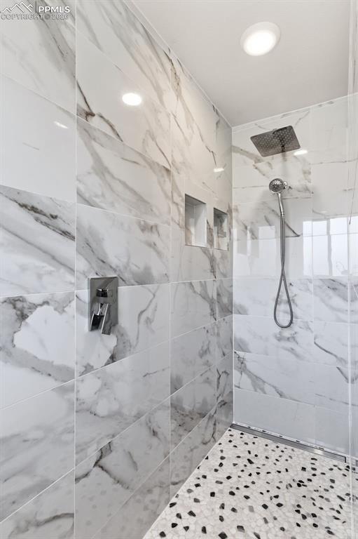 Image 28 of 45: Bathroom