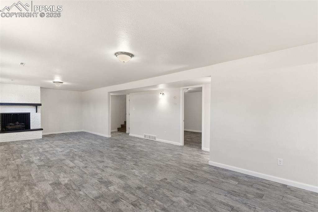 Image 30 of 45: Living Room