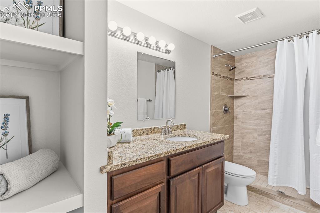 Image 35 of 45: Bathroom