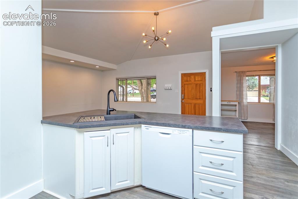 Image 14 of 34: Kitchen