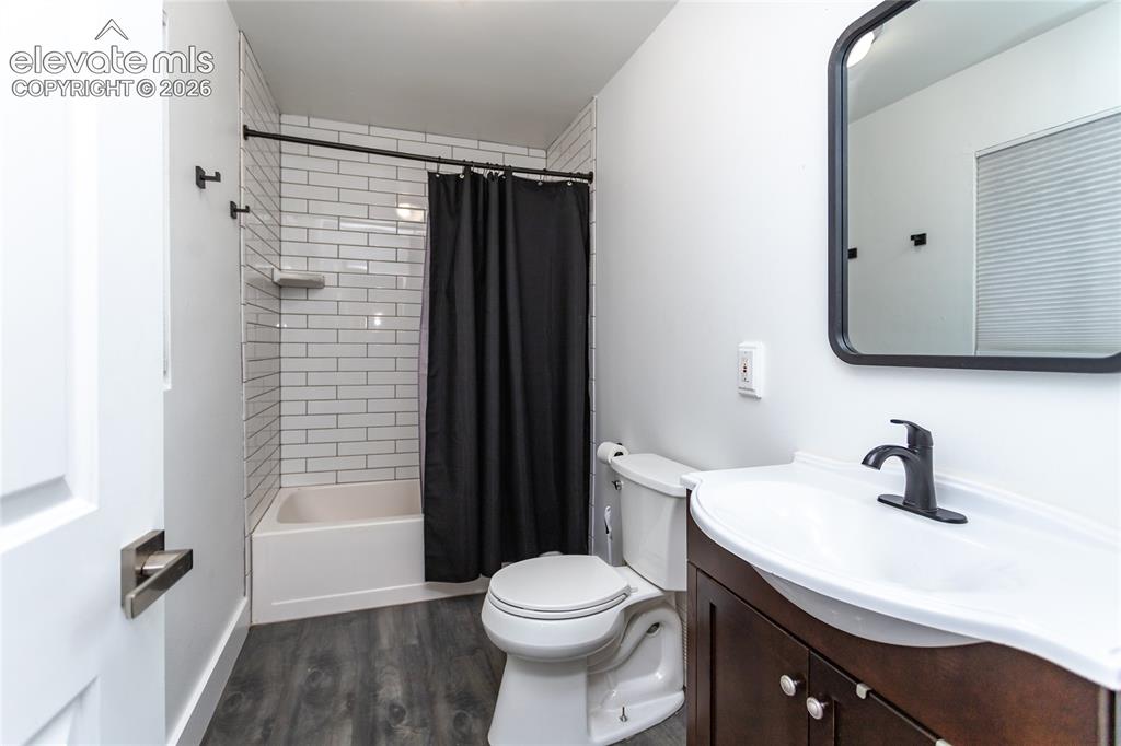 Image 15 of 34: Bathroom