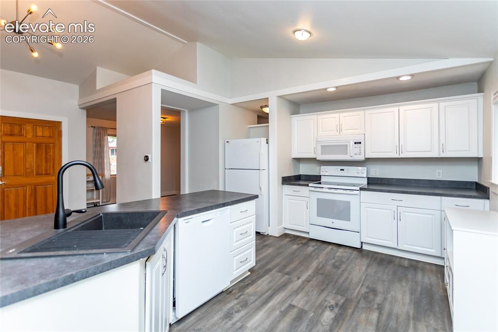 Image 17 of 34: Kitchen