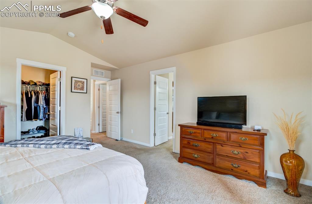 Image 15 of 36: Bedroom