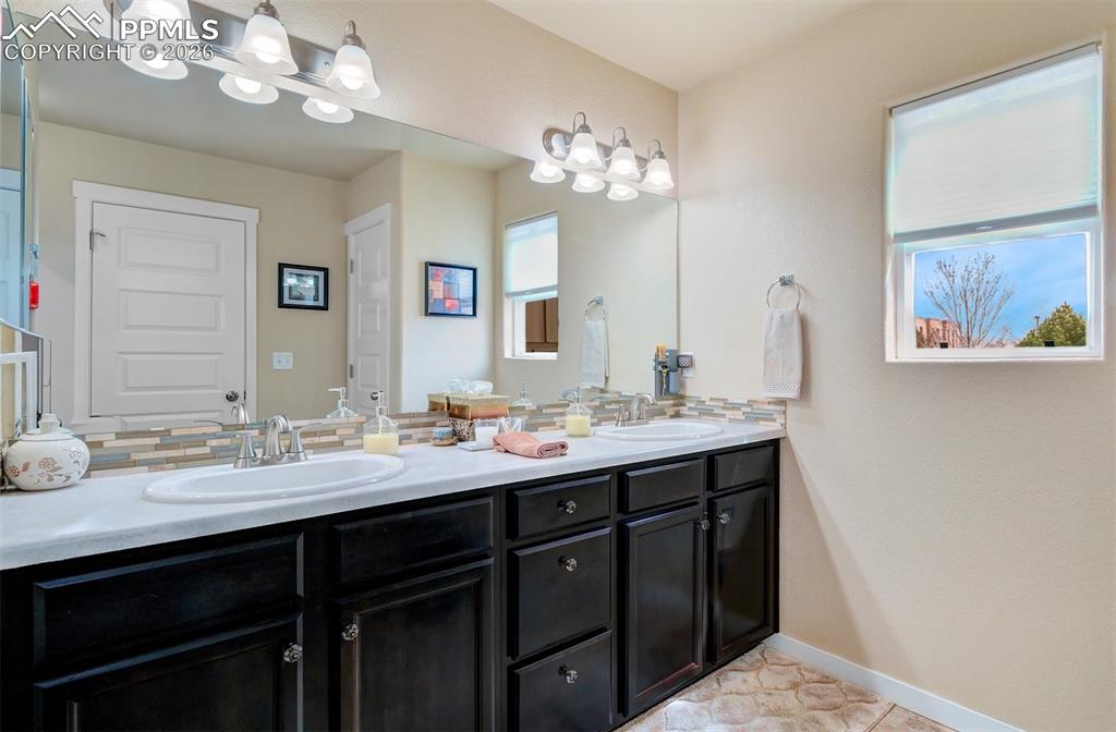 Image 16 of 36: Bathroom