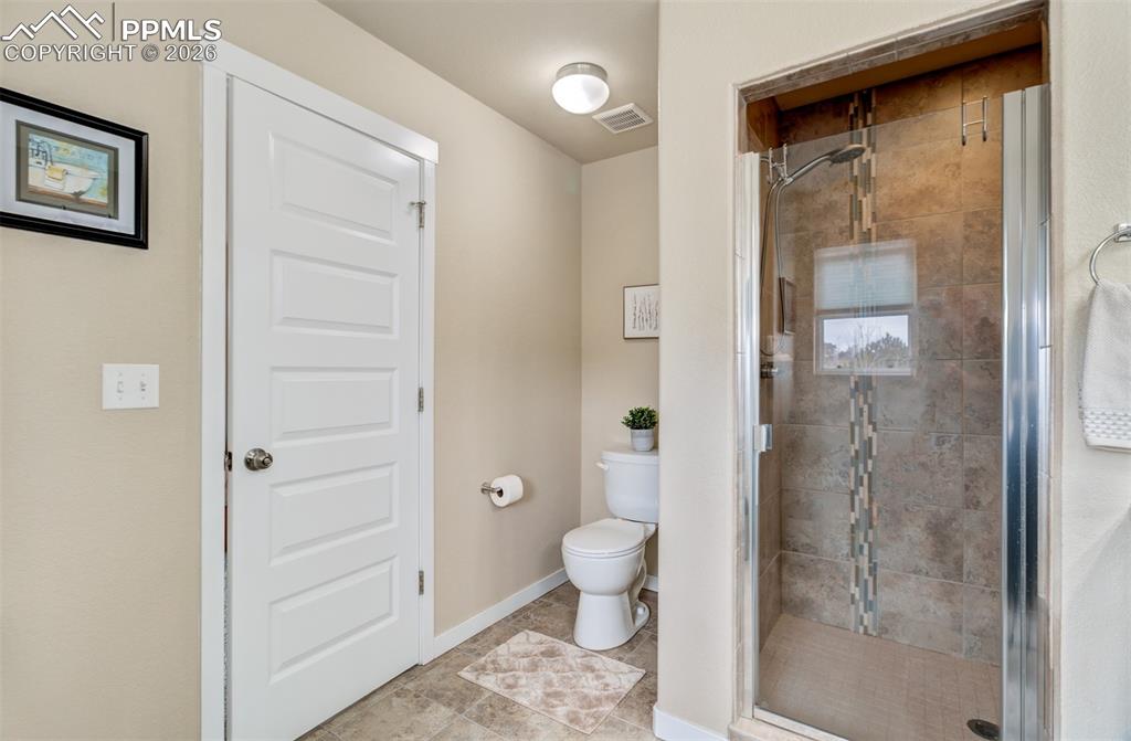 Image 17 of 36: Bathroom