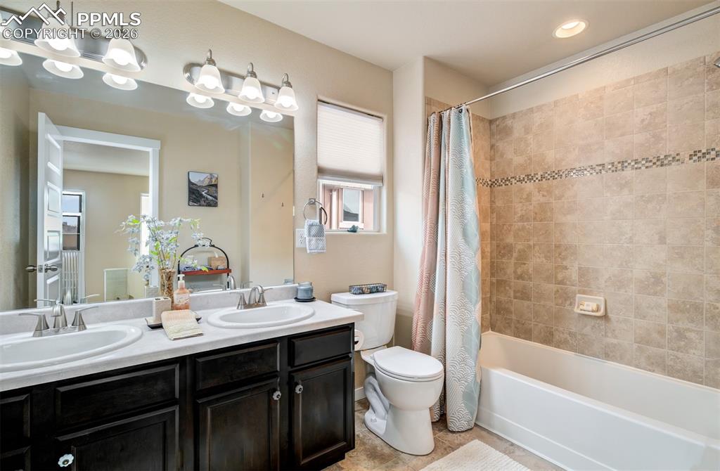 Image 21 of 36: Bathroom