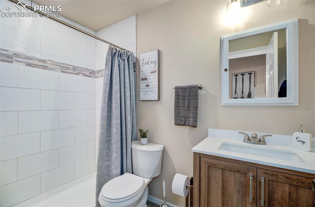 Image 32 of 36: Bathroom