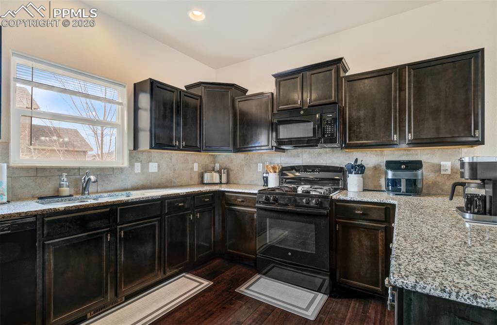 Image 7 of 36: Kitchen