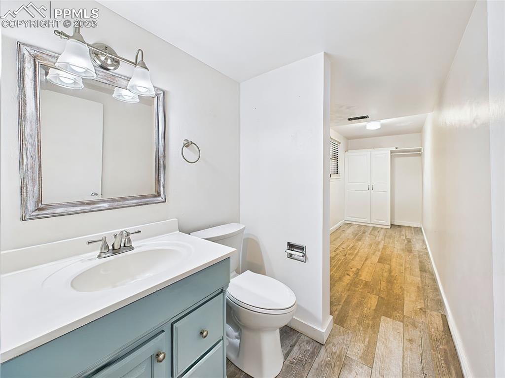 Image 26 of 50: 1/2 Bath