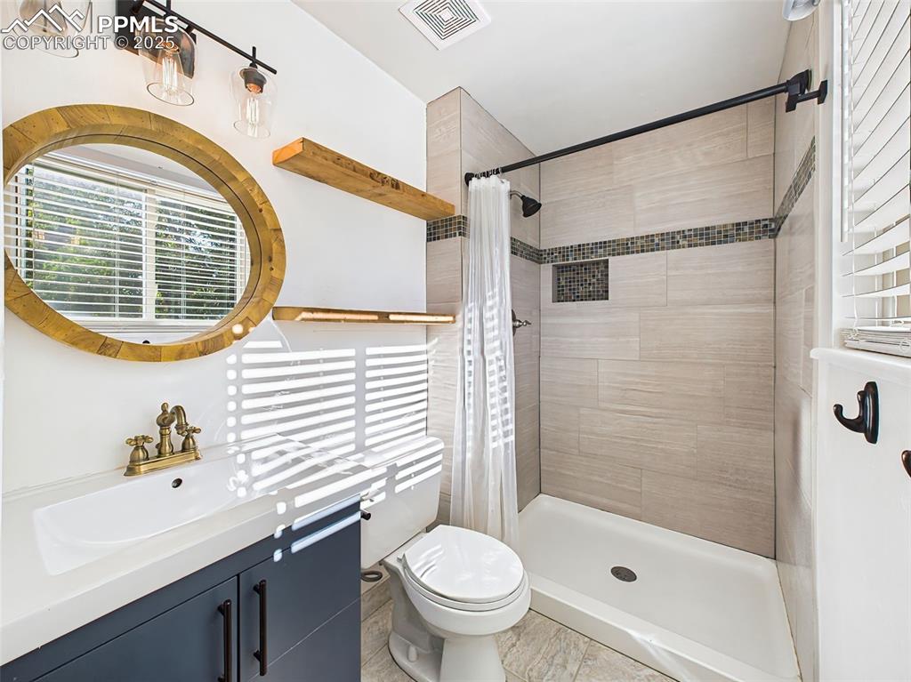 Image 30 of 50: Bathroom