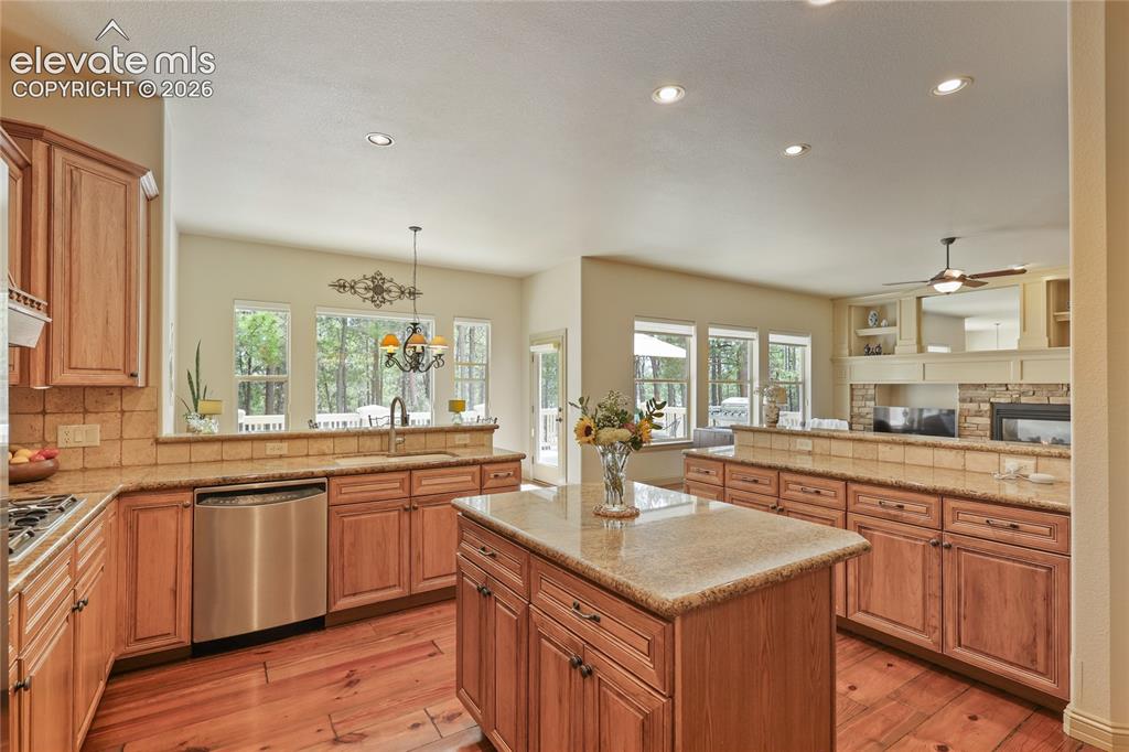 Image 11 of 47: Kitchen