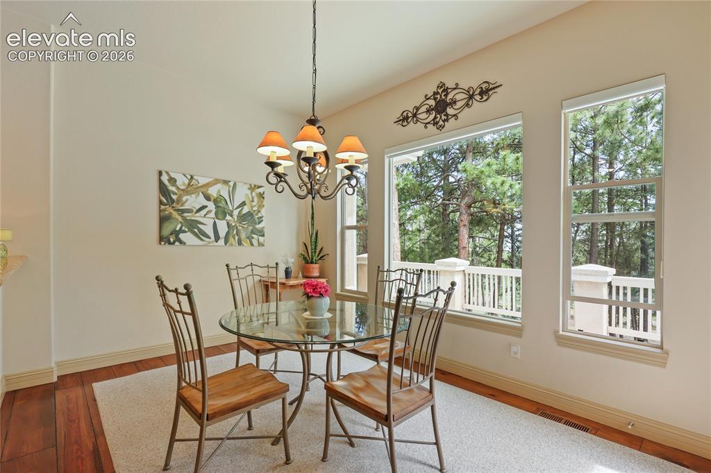 Image 14 of 47: Dining Area