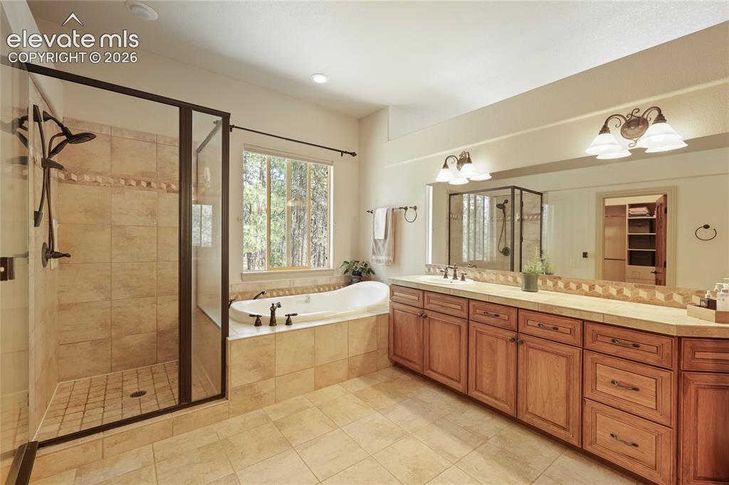 Image 22 of 47: Bathroom