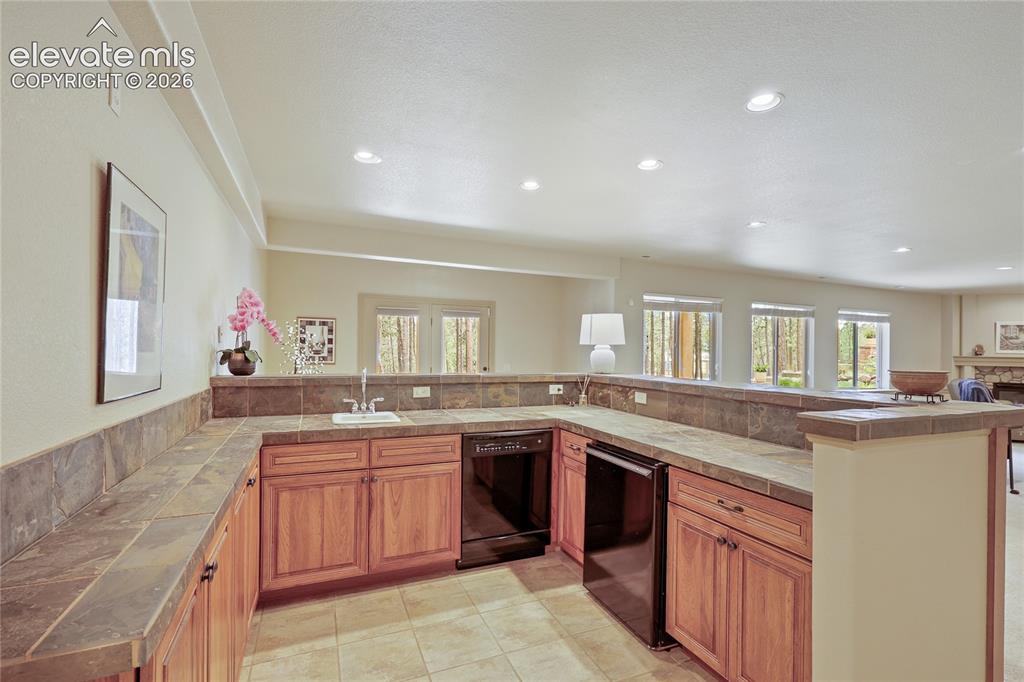 Image 32 of 47: Kitchen