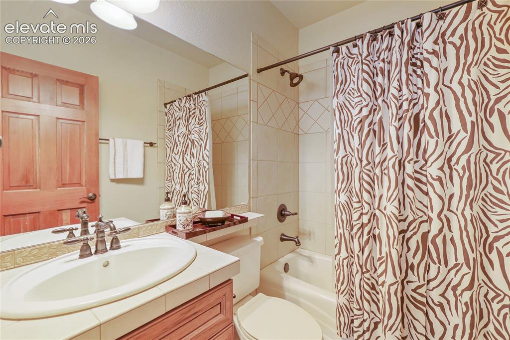 Image 35 of 47: Bathroom