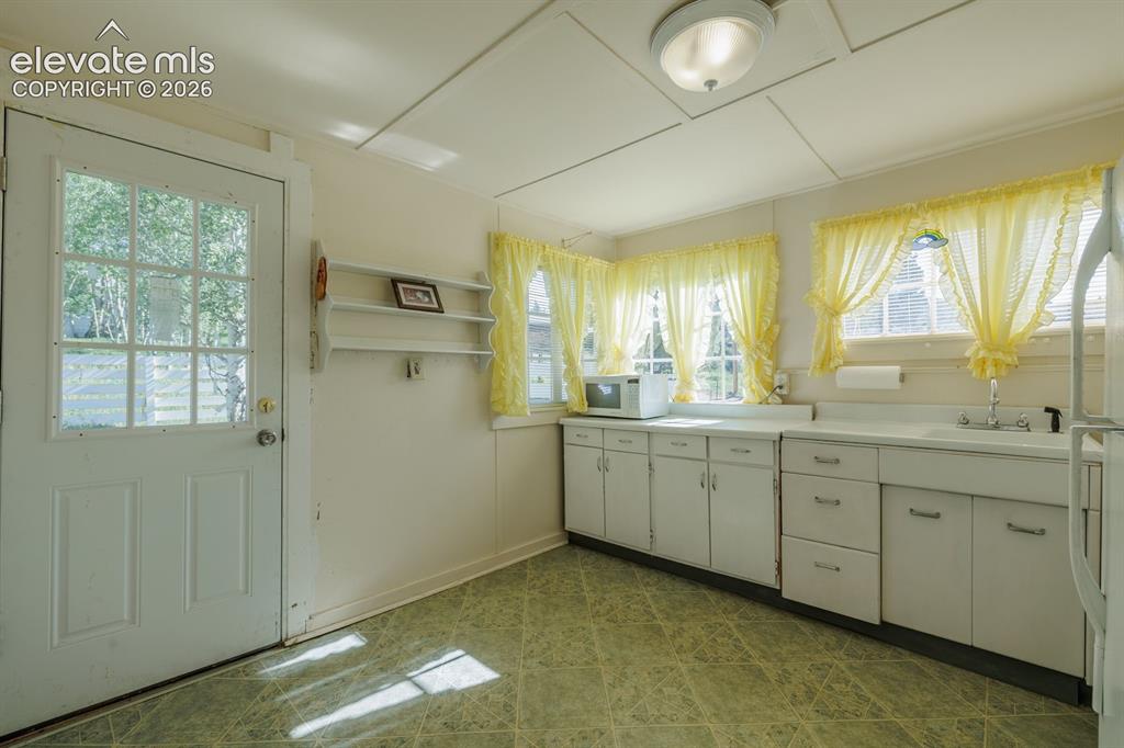 Image 11 of 22: Kitchen
