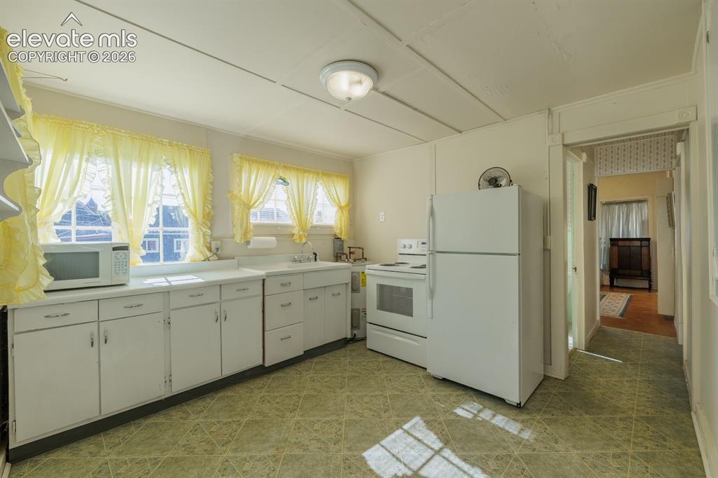 Image 12 of 22: Kitchen