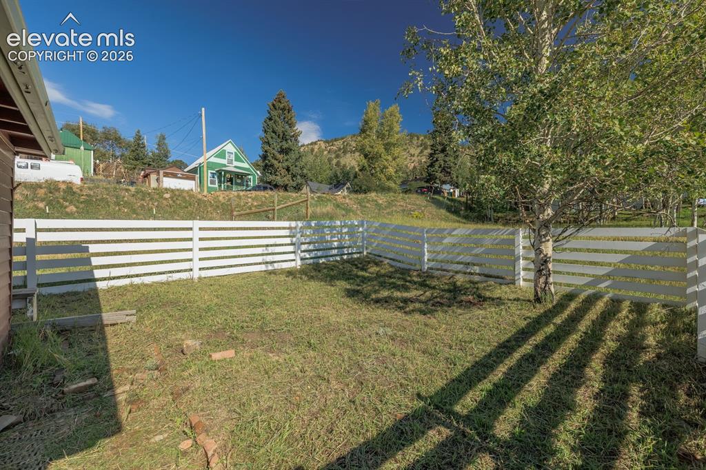 Image 14 of 22: Yard