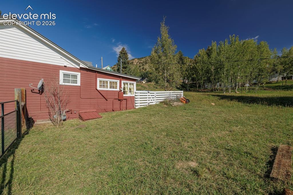 Image 16 of 22: Yard