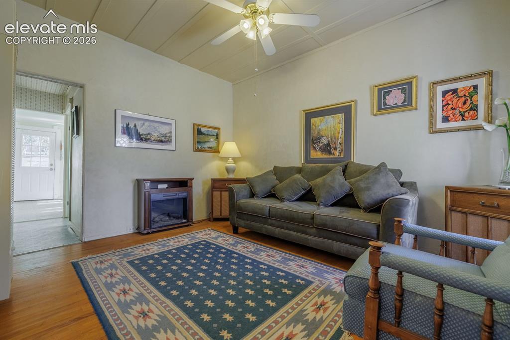 Image 5 of 22: Living Room