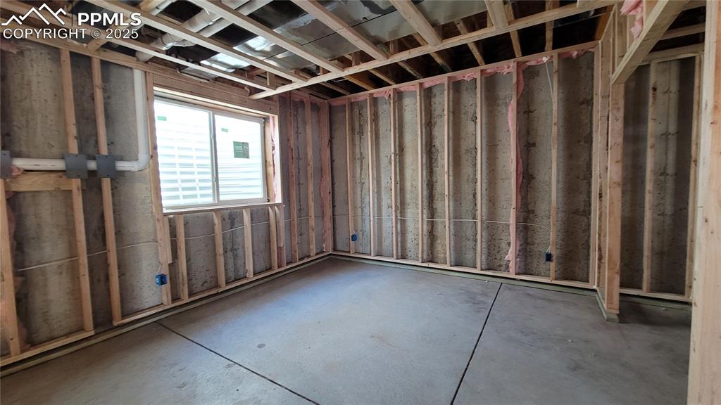 Image 16 of 19: Bedroom