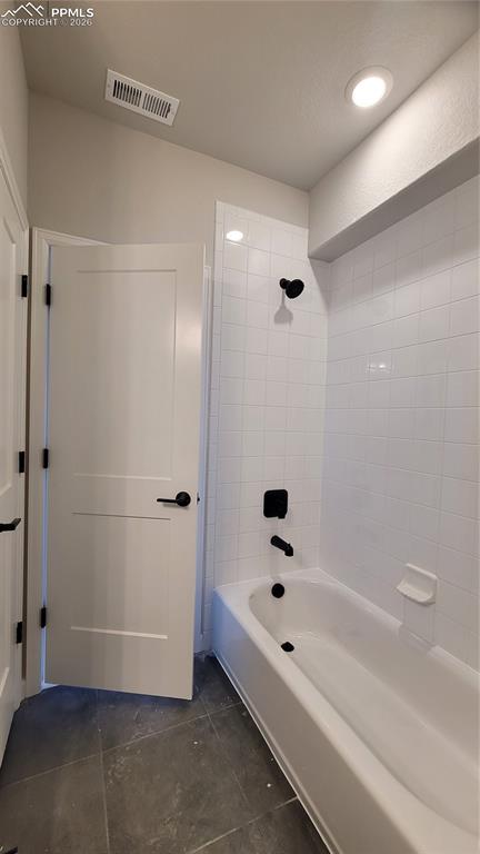 Image 26 of 30: Bathroom