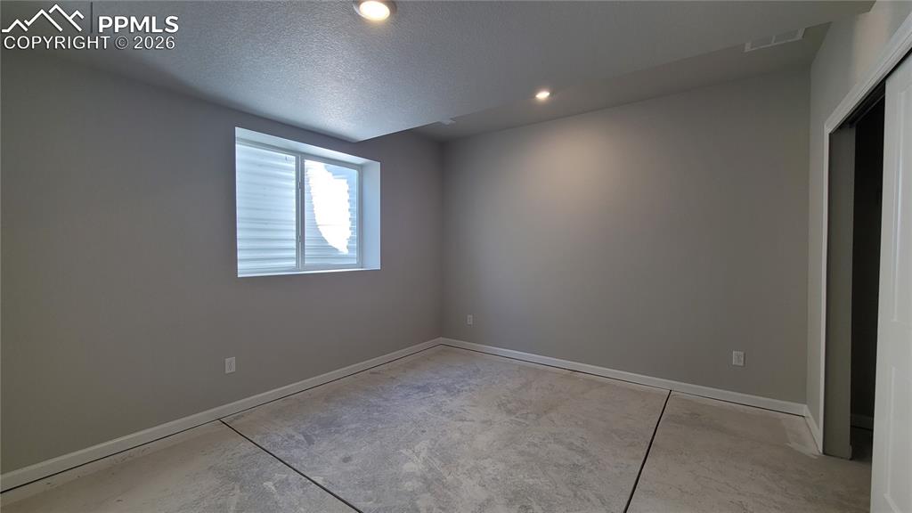 Image 27 of 30: Bedroom