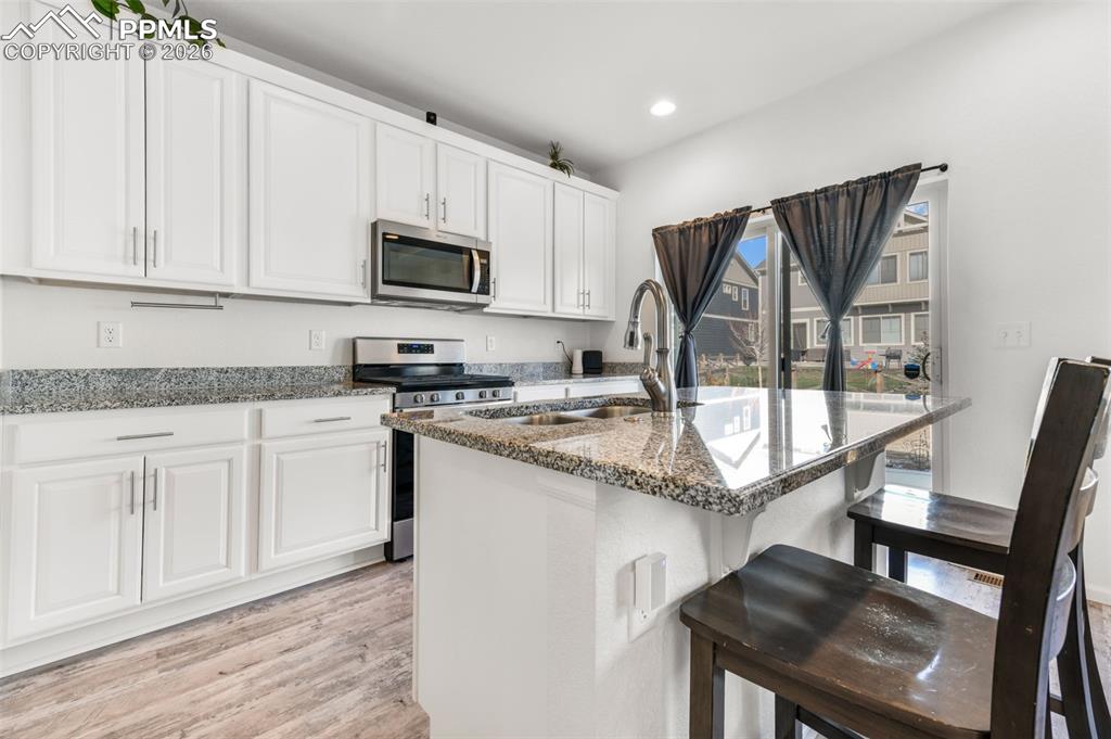 Image 15 of 49: Kitchen